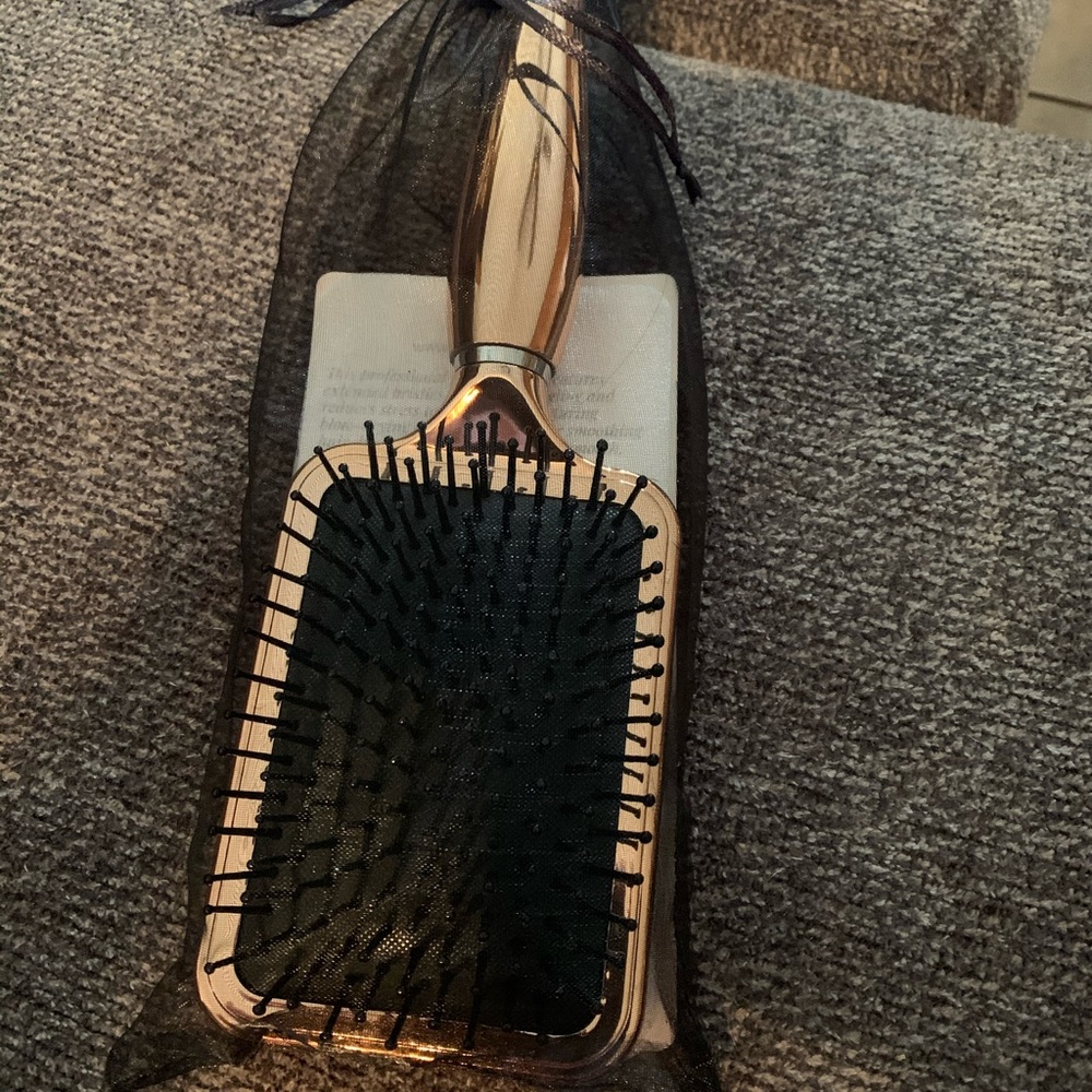 Aria Beauty Luxe chrome detangling Paddle brush